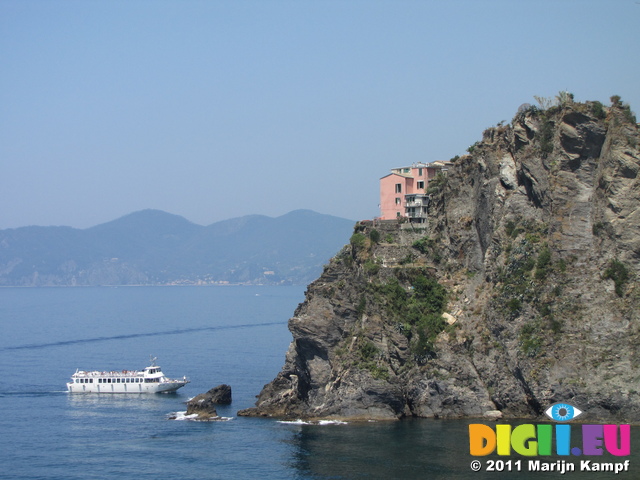 SX19555 Boat arriving at Manarola, Cinque Terre, Italy